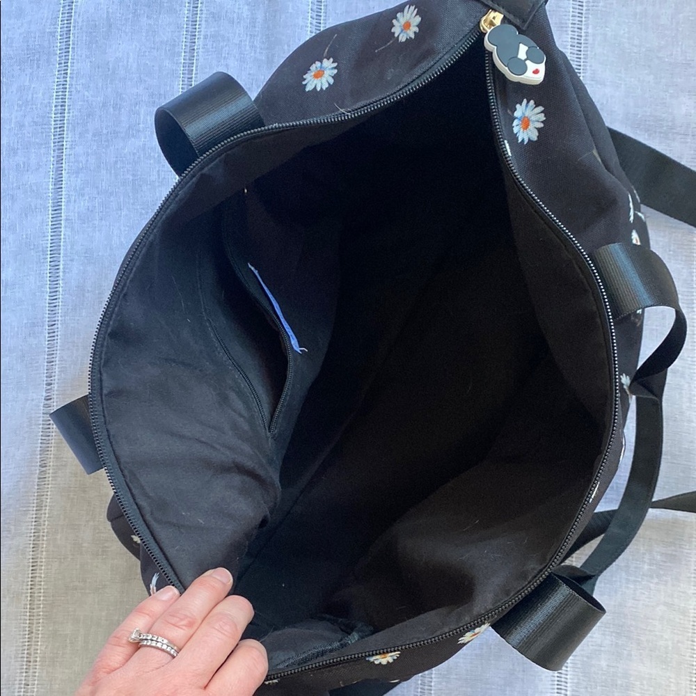 Alice + Olive X FABFITFUN DUFFEL Daisy Bag - Picture 9 of 11